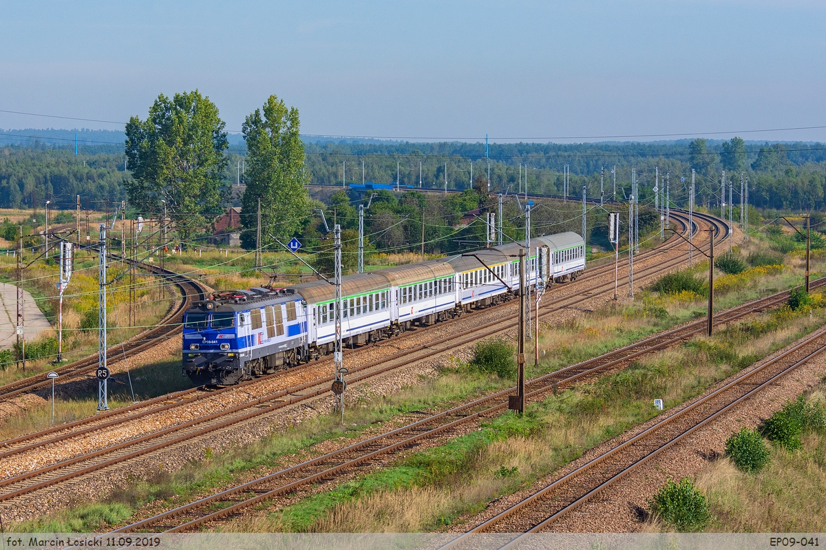 11.09.2019 | Kozłów - EP09-041 enter the station from the side Szczekociny.