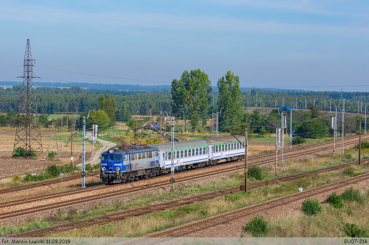 11.09.2019 | Kozłów - EU07-216 enter the station from the side Szczekociny.