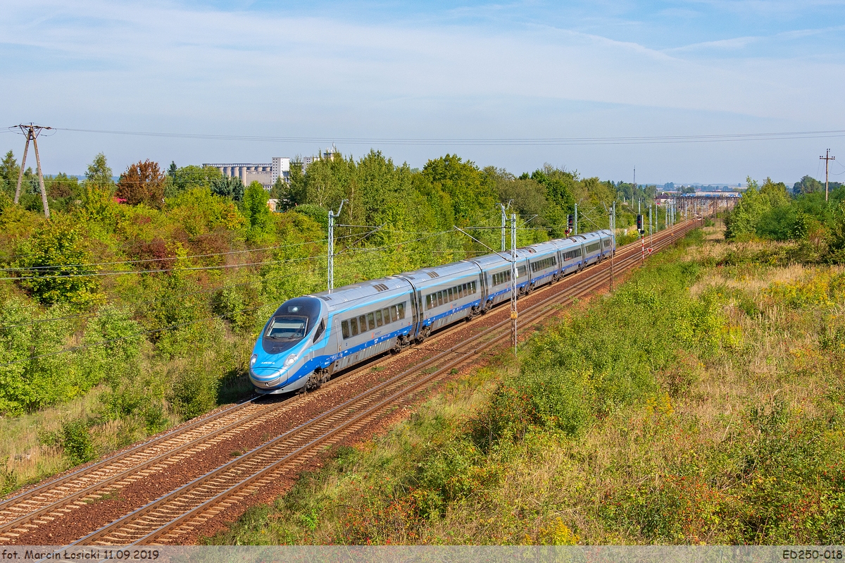 11.09.2019 | Przysieka - ED250-018 left Kozłów station, is heading towards Tunel.