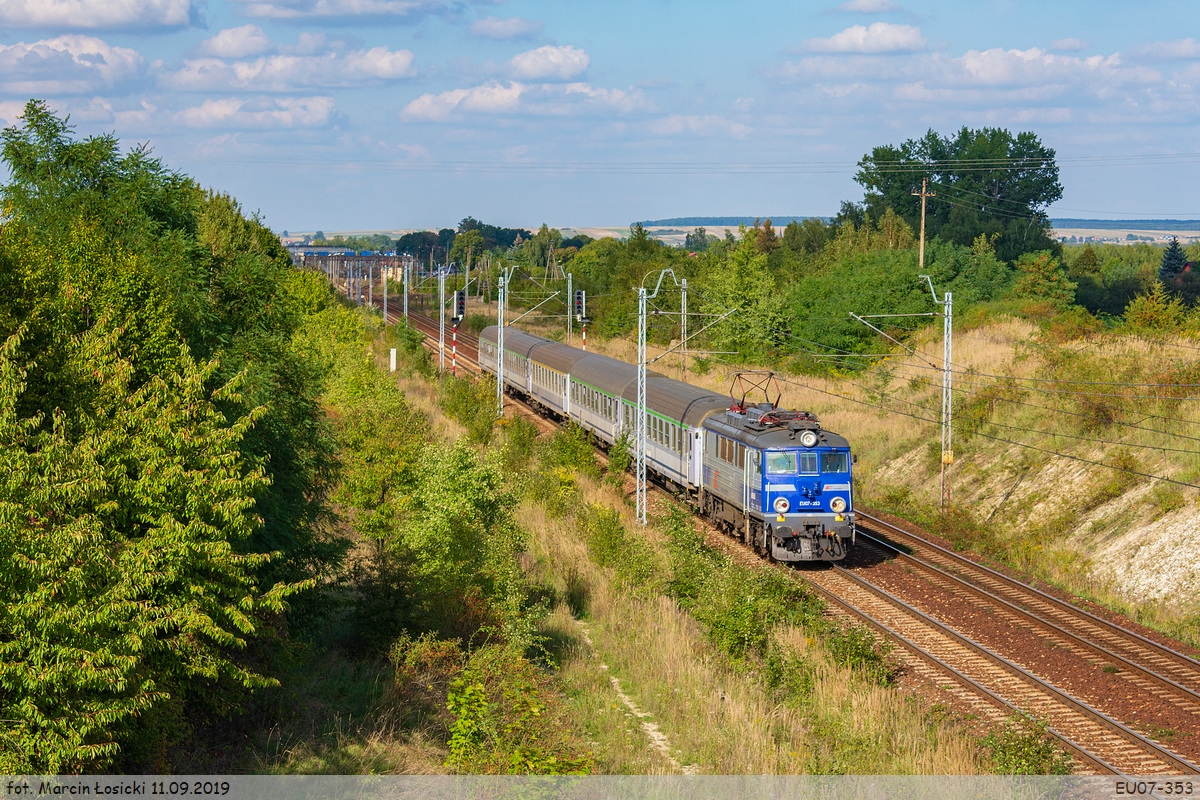 11.09.2019 | Przysieka  - EU07-353 left the Kozłów station, is heading towads Tunel.