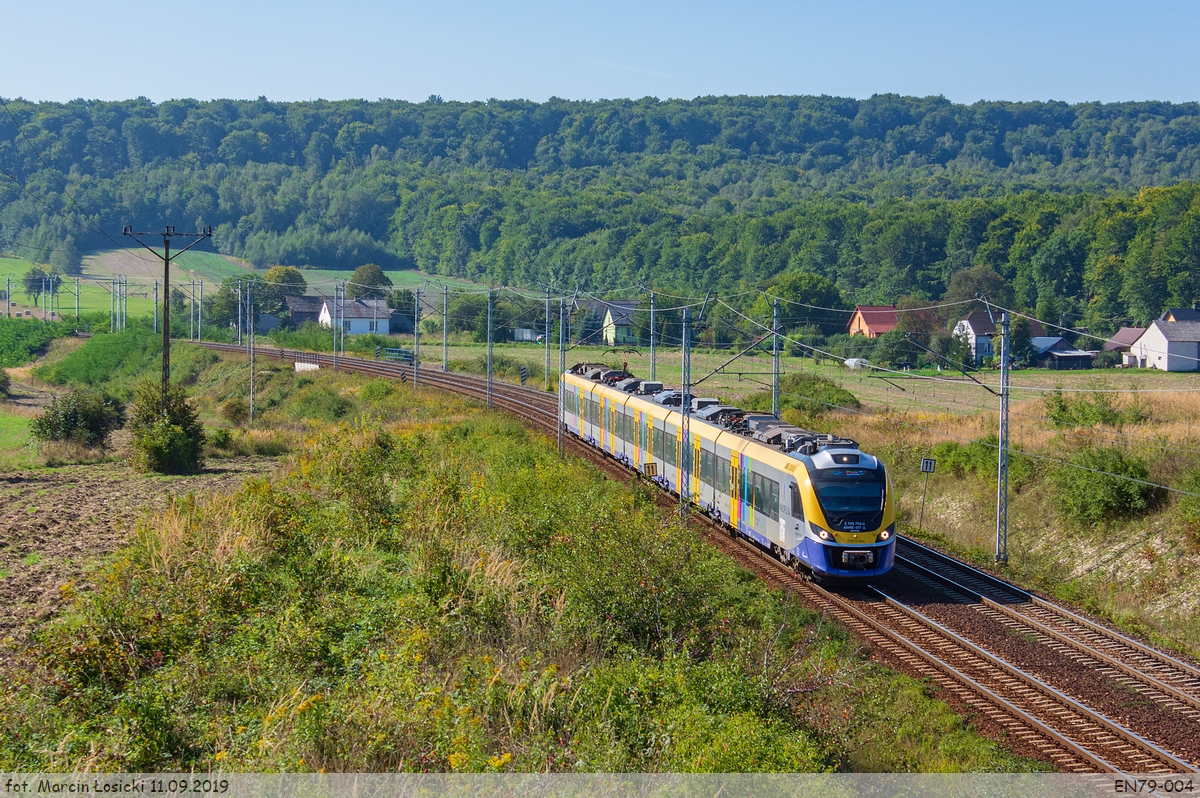 11.09.2019 | Przysieka - Impuls (EN79-004) enter the Kozłów station from the side of Tunel.