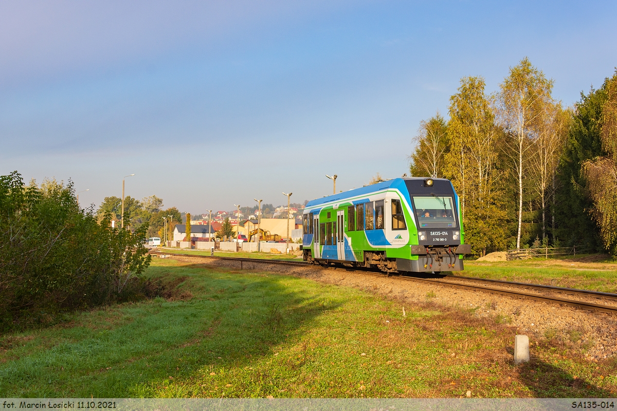 11.10.2021 | Strzyżów - SA135-014 left the station, going from Jasło to Rzeszów.