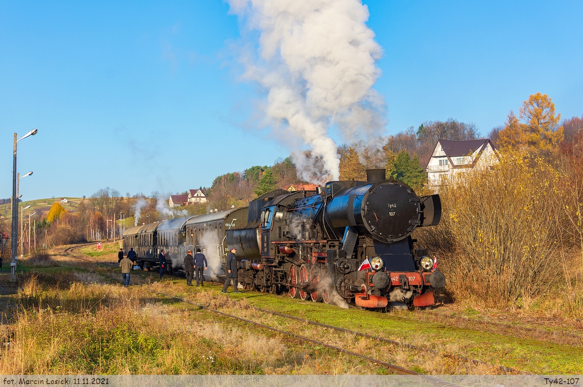 11.11.2021 | Dobra k. Limanowej - Ty42-107 left the station, going from Chabówka to Nowy Sącz.