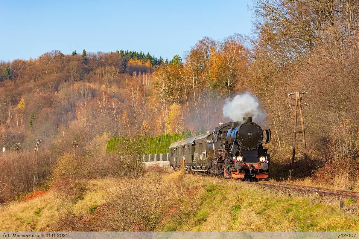 11.11.2021 | Podłopień - Ty42-107 near Tymbark station, going to Nowy Sącz.