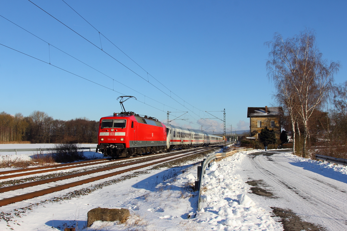 120 132-6 DB with an inter city train is passing the old, muted railway station in Oberlangenstadt/Franconia on the 06/01/2017. Seems there is a problem on the control car caused due the cold weather conditions. Normally this train is not running with a 120 in front of the control car.
