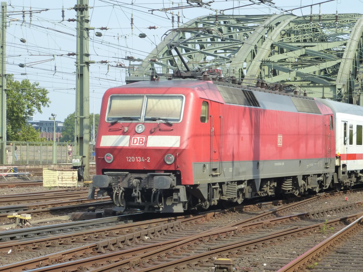 120 134-2 is driving between the main station and the Hohenzollernbridge in Cologne on August 22nd 2013.