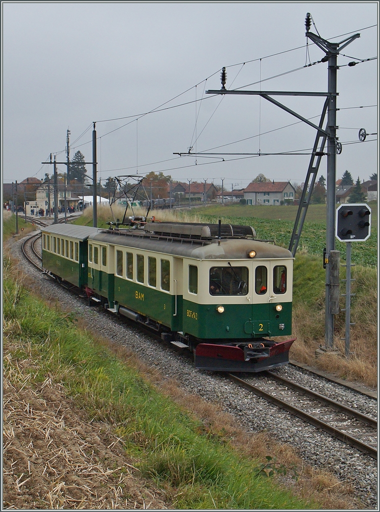 120 Years BAM MBC: The BCFe 4/4 N° 2 and a ABi near Apples on the way to Bière.
24.10.2015