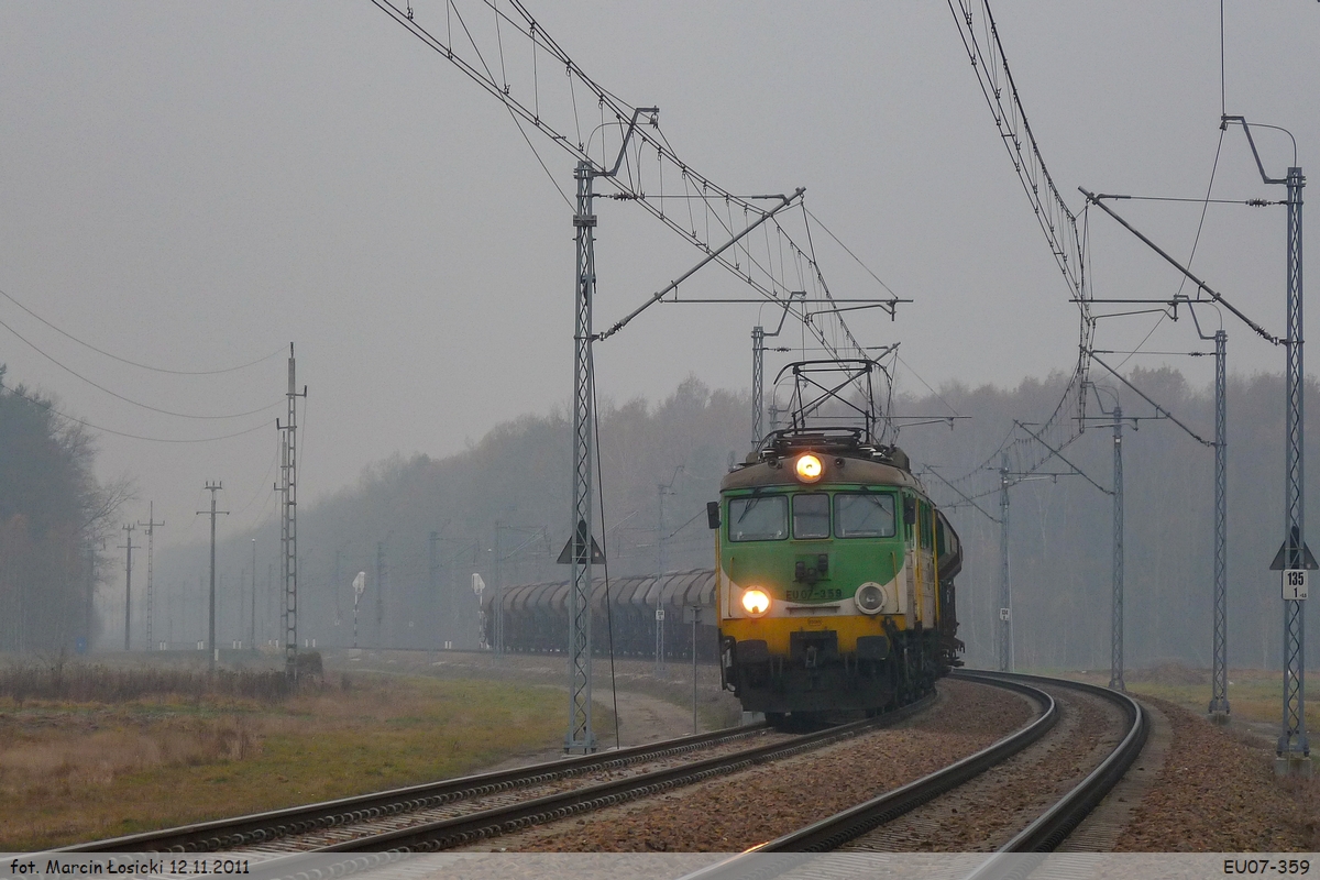 12.11.2011 | Brzozowica - EU07-359 is heading towards Międzyrzec Podlaski.