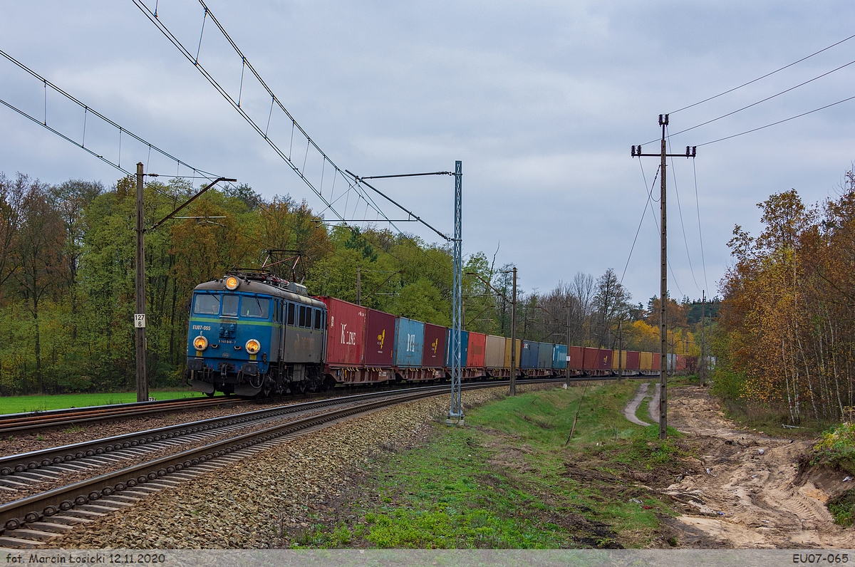 12.11.2020 | Gumnisko - EU07-065 near Chorzew Siemkowice station, going on north.