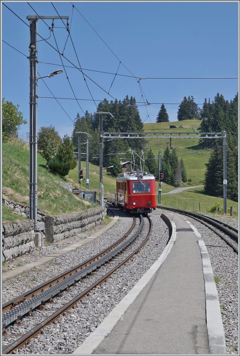 125 years Bex Villars Bretaye BVB - The BVB BDeh 2/4 N° 25 in the old color for the BVB jubilee is on the way from the Col de Bretaye to Villars sur Ollon and is arriving at the Col-de-Soud Station.

19.08.2023