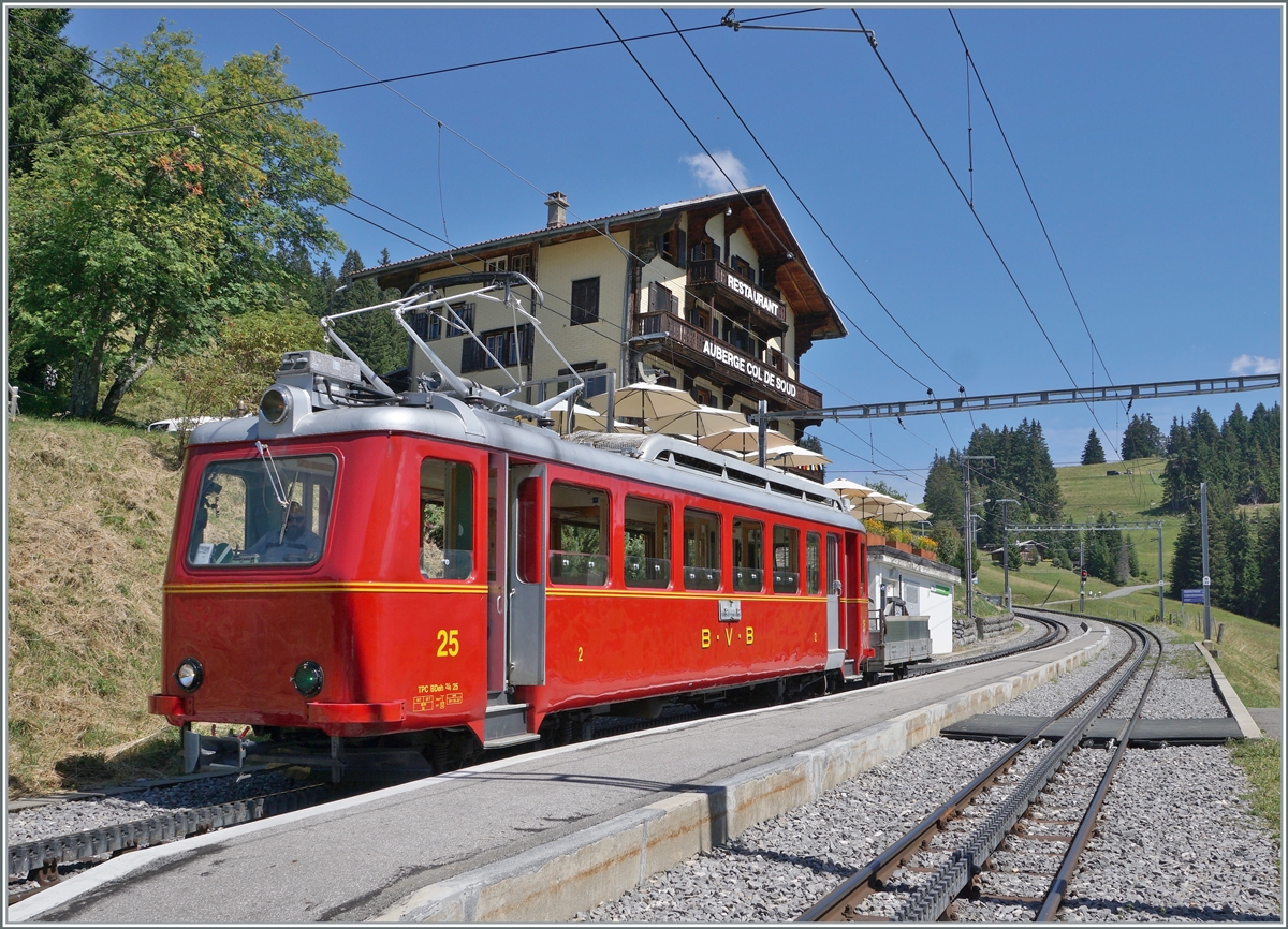 125 years Bex Villars Bretaye BVB - The BVB BDeh 2/4 N° 25 in the old color for the BVB jubilee is on the way from the  Col de Bretaye to Villars sur Ollon and makes a stop in the   Col-de-Soud Station. 

19.08.2023

