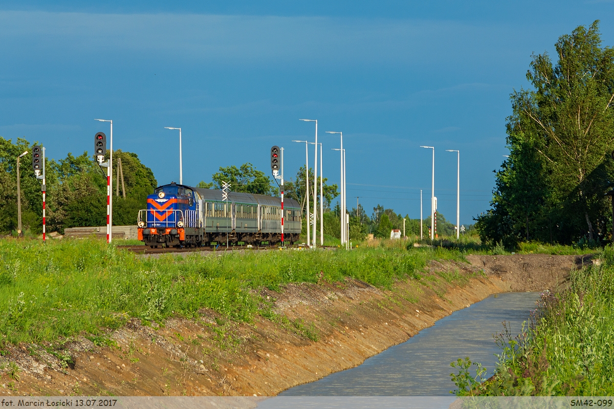 13.07.2017 | Bedlno Radzyńskie - SM42-099 with TLK POLESIE enter the station Radzyń Podlaski, going to Warszawa.