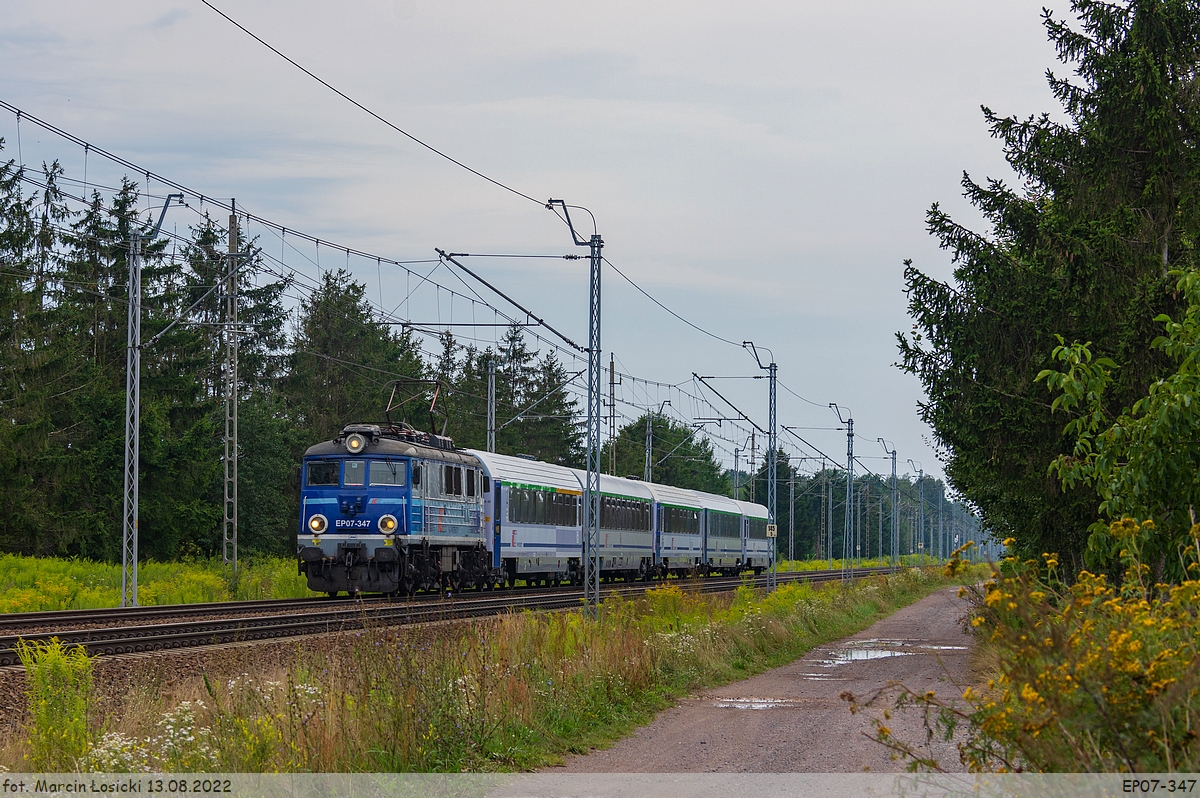 13.08.2022 | Międzyrzec Podlaski - EP07-347 is heading towards to the station.