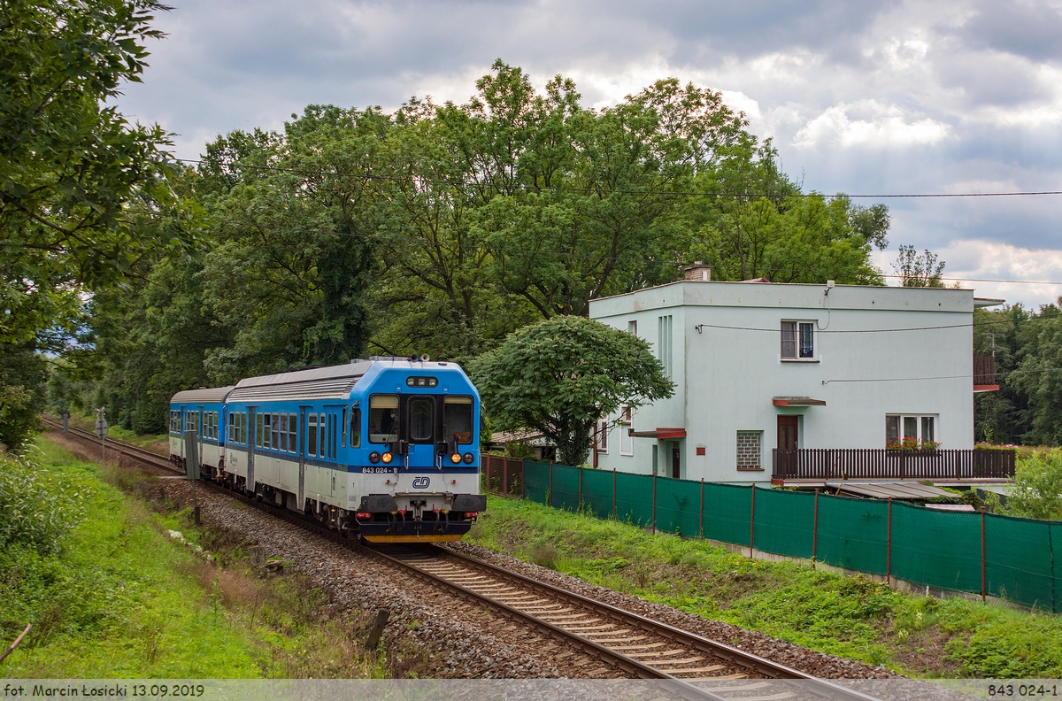 13.09.2019 | Frydek-Mistek - 843 024-1 enter the station from the side Frýdlant nad Ostravicí.