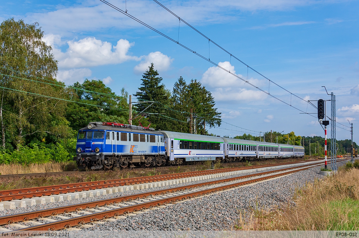 13.09.2021 | Biała Podlaska - EP08-012 is heading towards to the station.