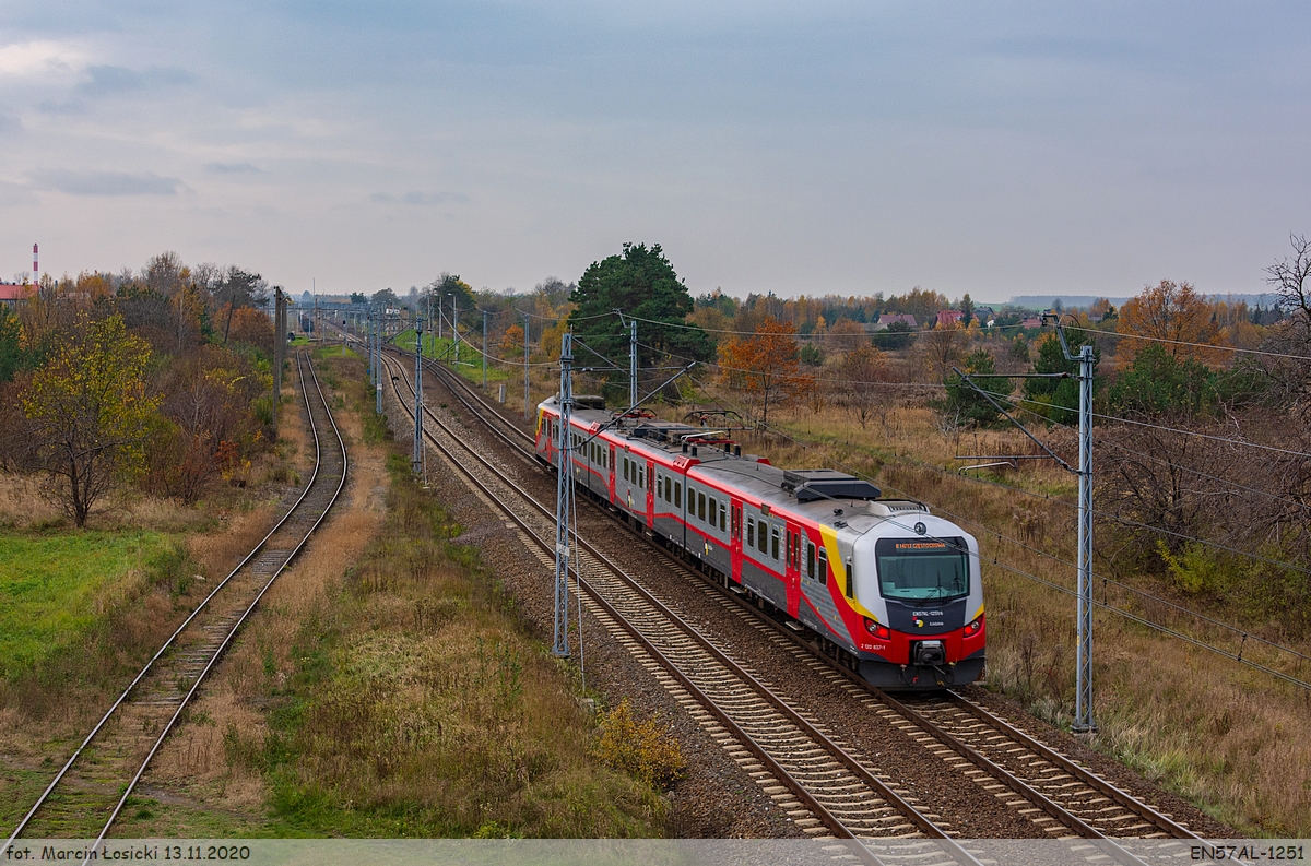 13.11.2020 | Rudniki k. Częstochowy - EN57AL-1251 enter the station, going to Częstochowa.