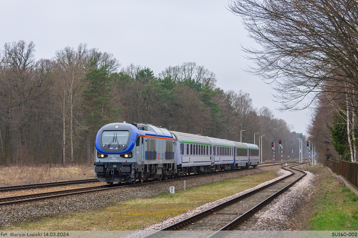 14.03.2024 | Radzyń Podlaski - SU160-002 with IC CZECHOWICZ enter the station from the side Łuków, going from Warszawa Wschodnia to Lublin.