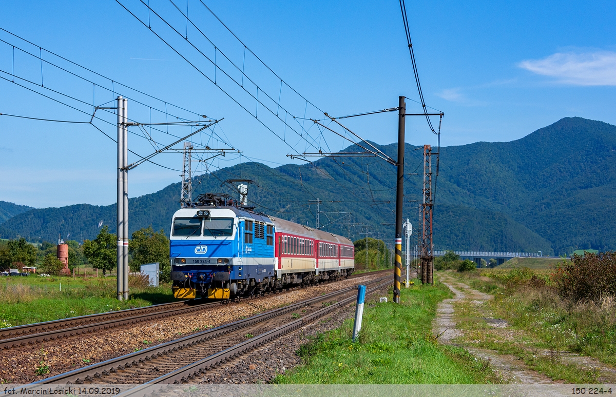 14.09.2019 | Turany - 150 244-4 enter the station.