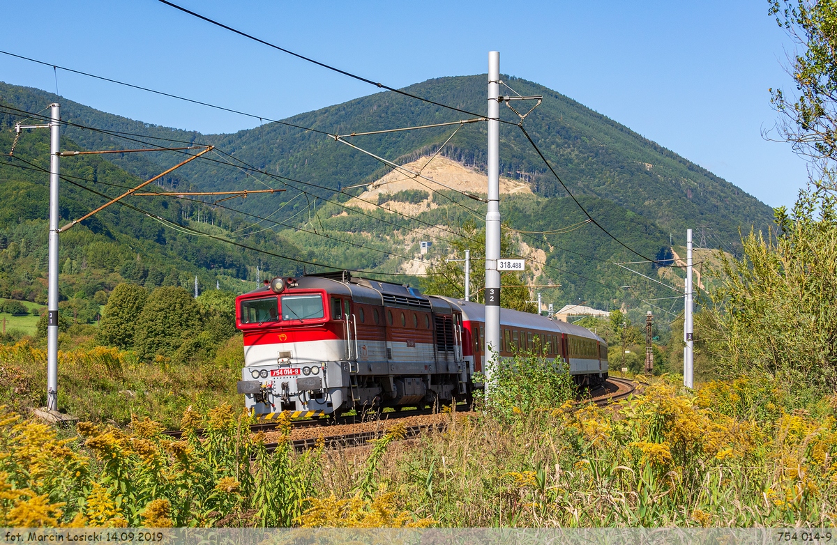 14.09.2019 | Vrútky - 754 014-9 approaching the station from the side Žilina.