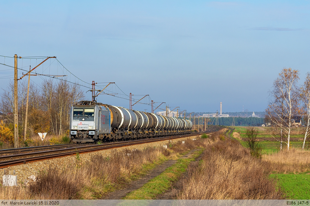 15.11.2020 | Annolesie - Traxx is heading towards Miedźno.