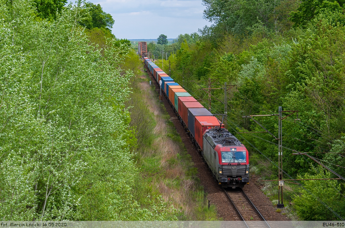 16.05.2020 | Góra Kalwaria - Vectron (EU46-510) enter the station from the side of Osieck.