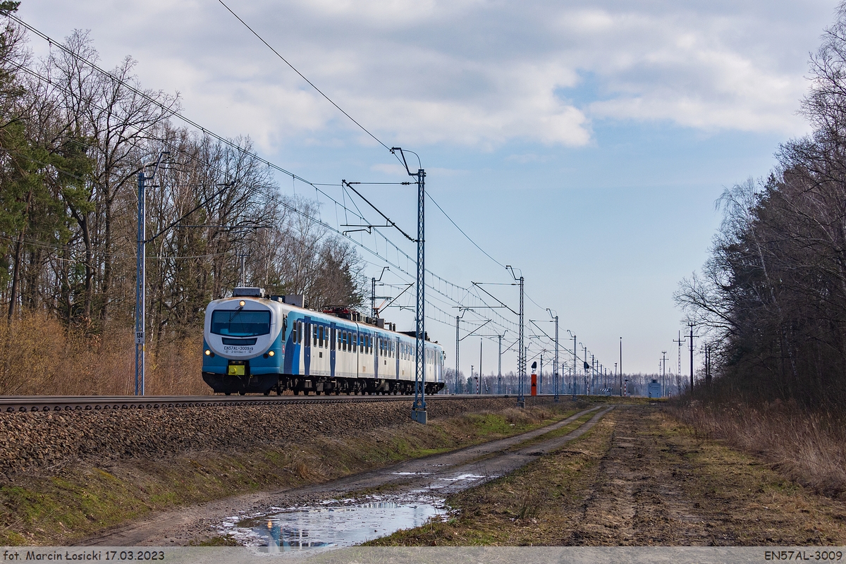 17.03.2023 | Brzozowica - EN57AL-3009 going from Terespol to Dęblin.