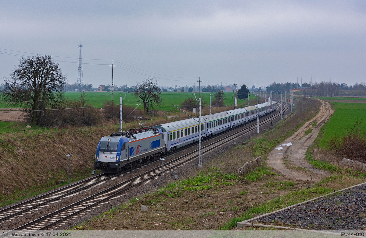 17.04.2021 | Kramsk - EU44-010 is heading towards to the station.