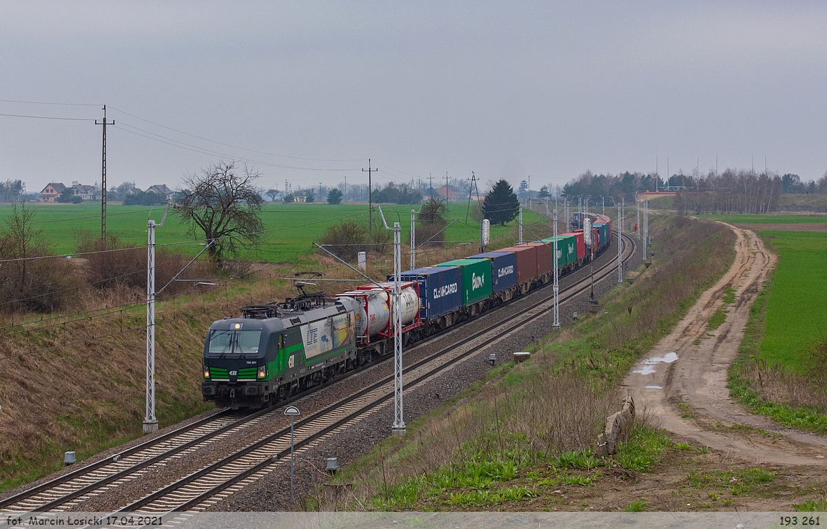 17.04.2021 | Kramsk - Vectron is heading towards to the Koło station.