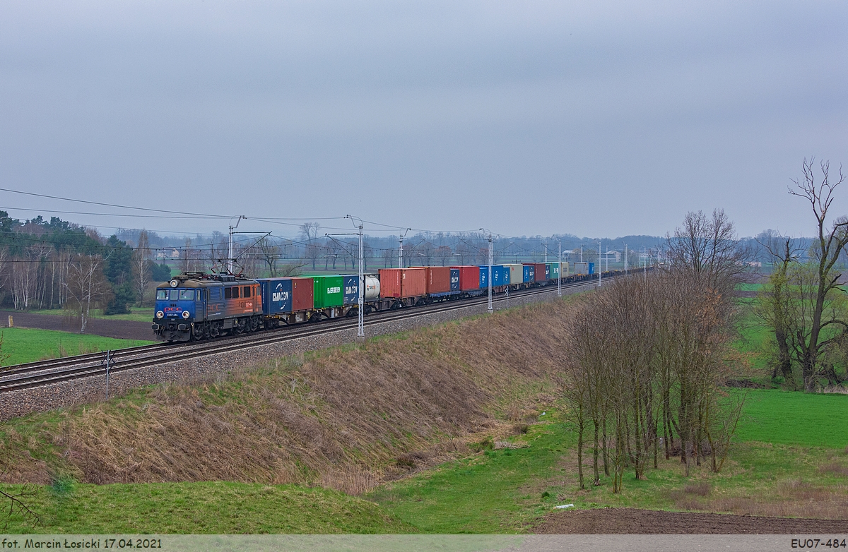 17.04.2021 | Podgór - EU07-484 is heading towards to the Kramsk station.