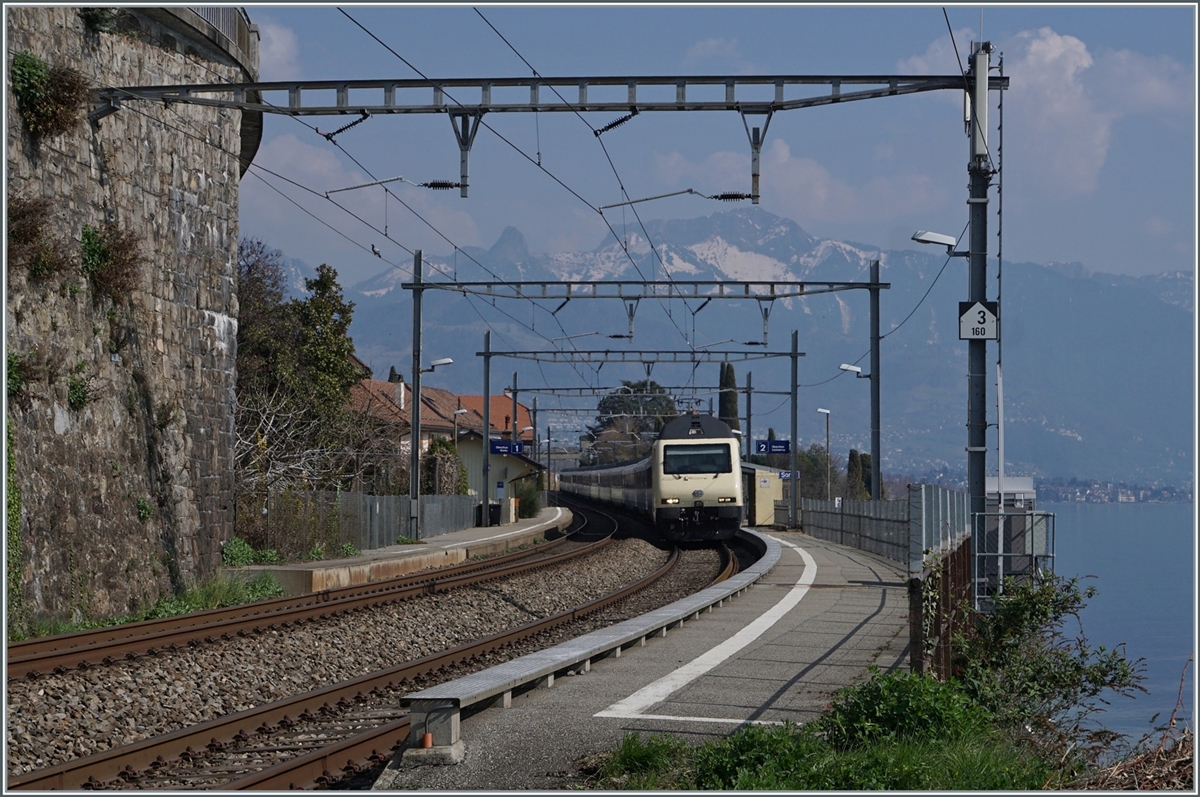 175 years of Swiss railways, and to mark the anniversary, in addition to a Re 4/4 II, this SBB Re 460 019 was also covered with an anniversary film. The SBB Re 460 019 with the IR 90 1720 near St-Saphorin.

March 25, 2022