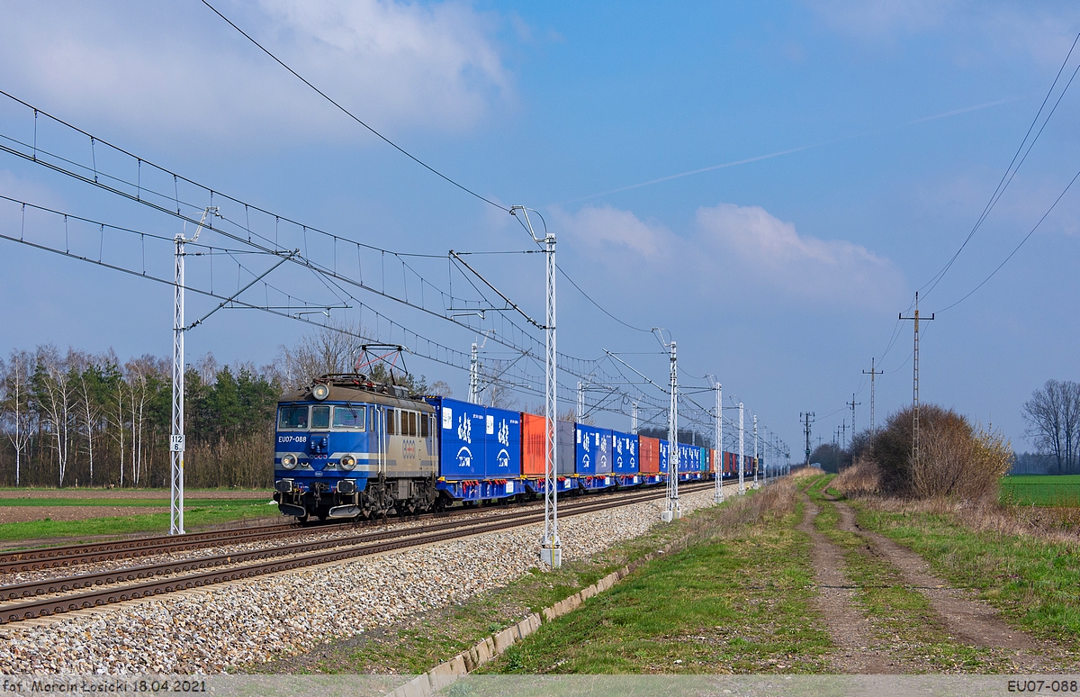 18.04.2021 | Kręcieszki - EU07-088 is heading towards to the Kutno station.