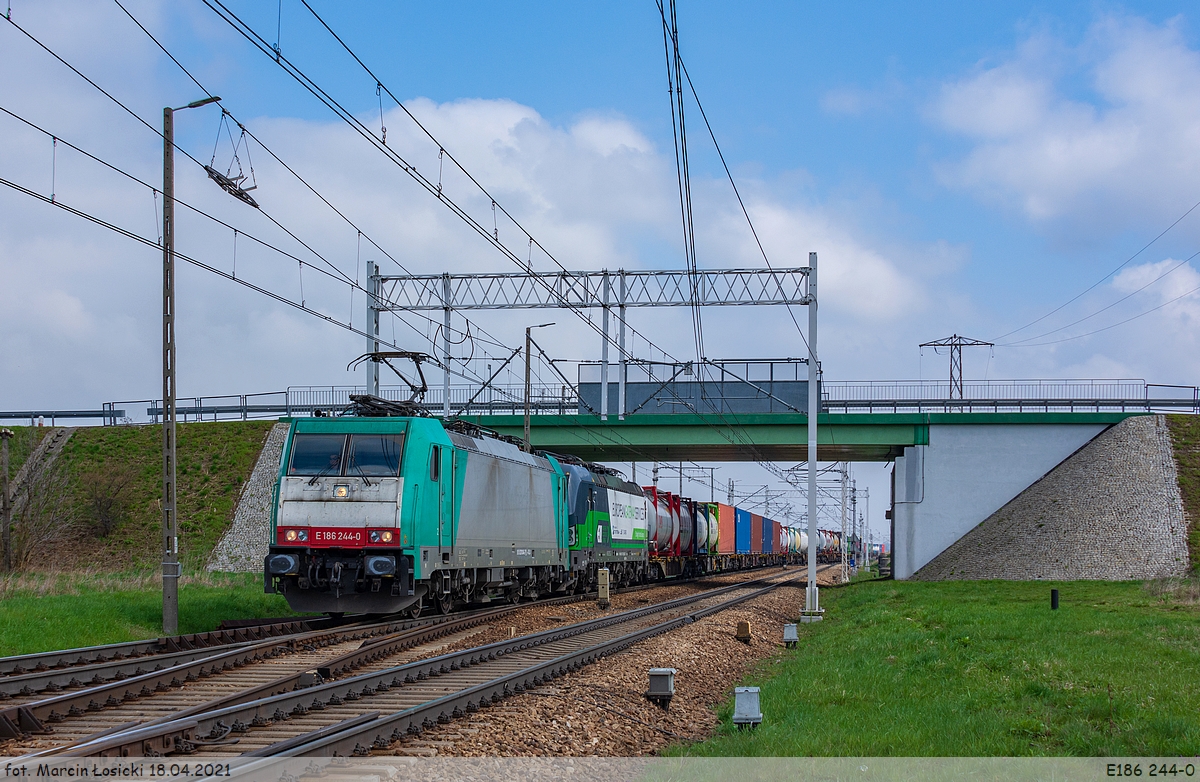 18.04.2021 | Krzewie - Traxx with Vectron enter the station from the side of Kutno.

