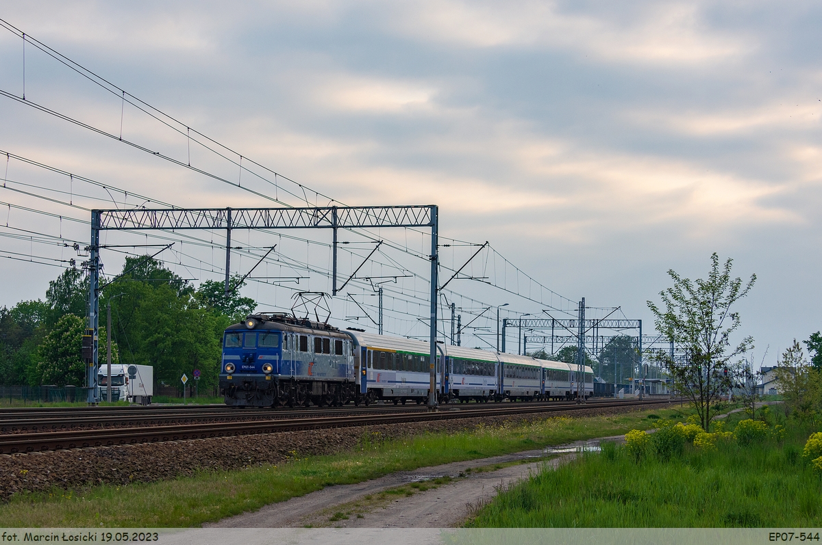 19.05.2023 | Międzyrzec Podlaski - EP07-544 left the station, going to Terespol.