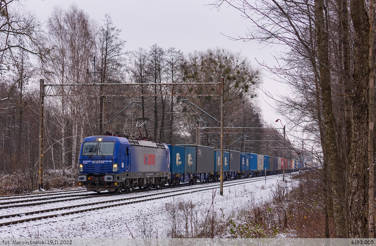 19.11.2022 | Małaszewicze - Vectron (6193 005) left the station, going on west.