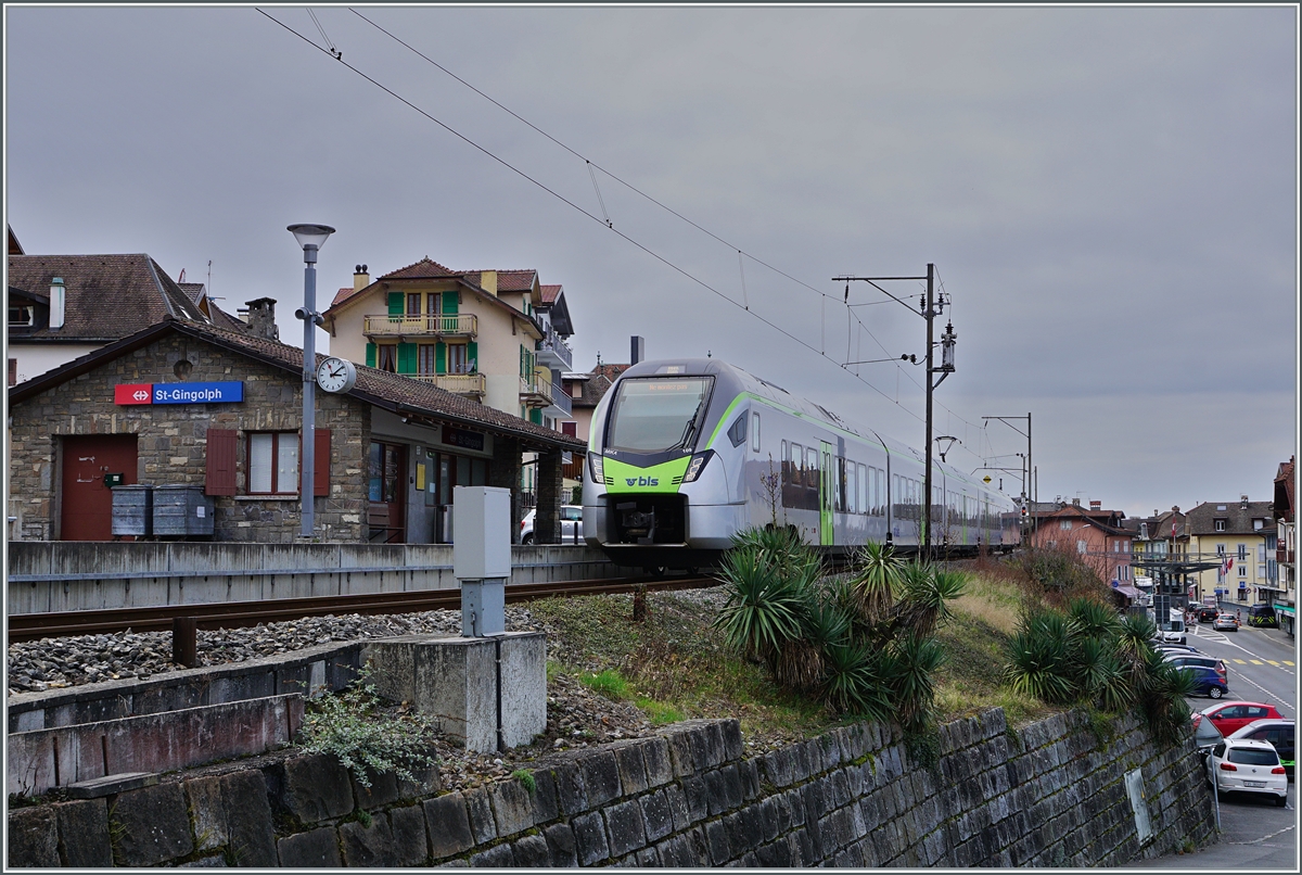 20% more travelers - the Alpes region is reaching its limits and has therefore rented a RABe 528 MIKA from BLS, which covers two to three circuits from Monday to Friday and so the Domino trains that are freed up are used to reinforce others.

The picture shows the BLS RABe 528 109 in St-Gingolph, waiting as R 91 6125 to leave for Brig.

March 4, 2024