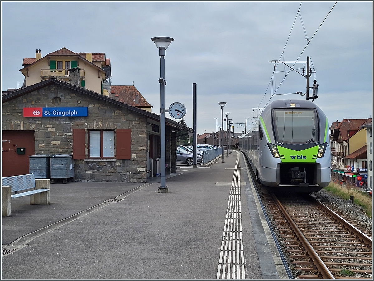 20% more travelers - the Alpes region is reaching its limits and has therefore rented a RABe 528 MIKA from BLS, which covers two to three circuits from Monday to Friday and so the Domino trains that are freed up are used to reinforce others. The picture shows the BLS RABe 528 109 in St-Gingolph, waiting as R 91 6125 to leave for Brig. March 4, 2024