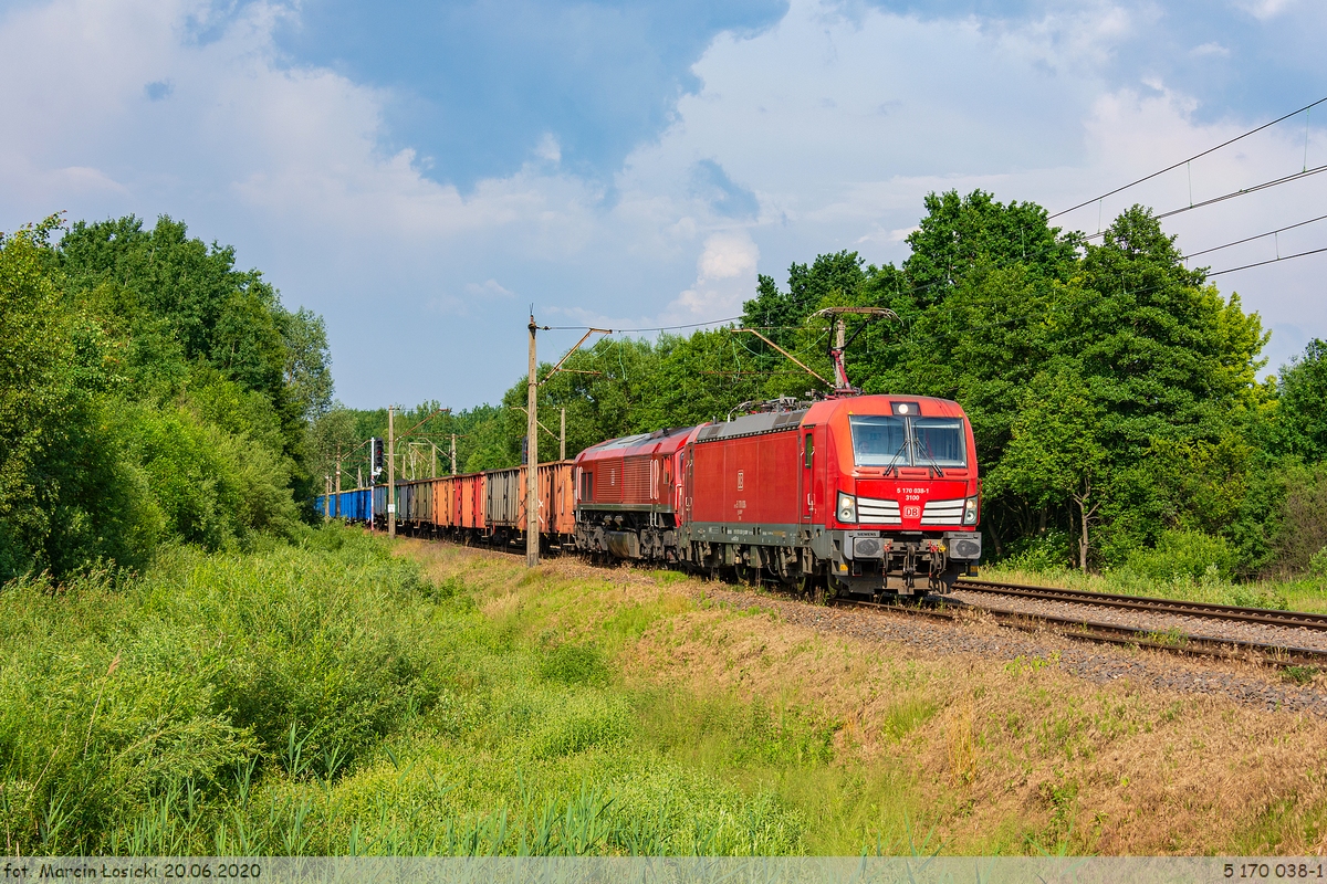 20.06.2020 | Uwieliny - Vectron (X4EC 038-1) left Czachówek station, is heading towards Tarczyn.