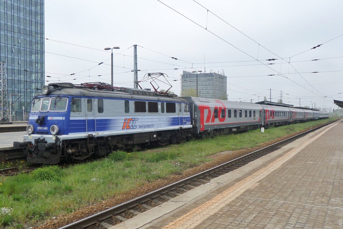 ÉP07-345 hauls an overnight train to Iyv and Moskwa through Warszawa-Zachodnia on 2 May 2016.