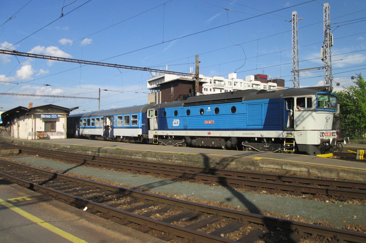 Òn 2 June 2015, CD 754 067 stands in Brno hl.n. with a fast train to Jihlava, Ceske Budejovice and Plzen.
