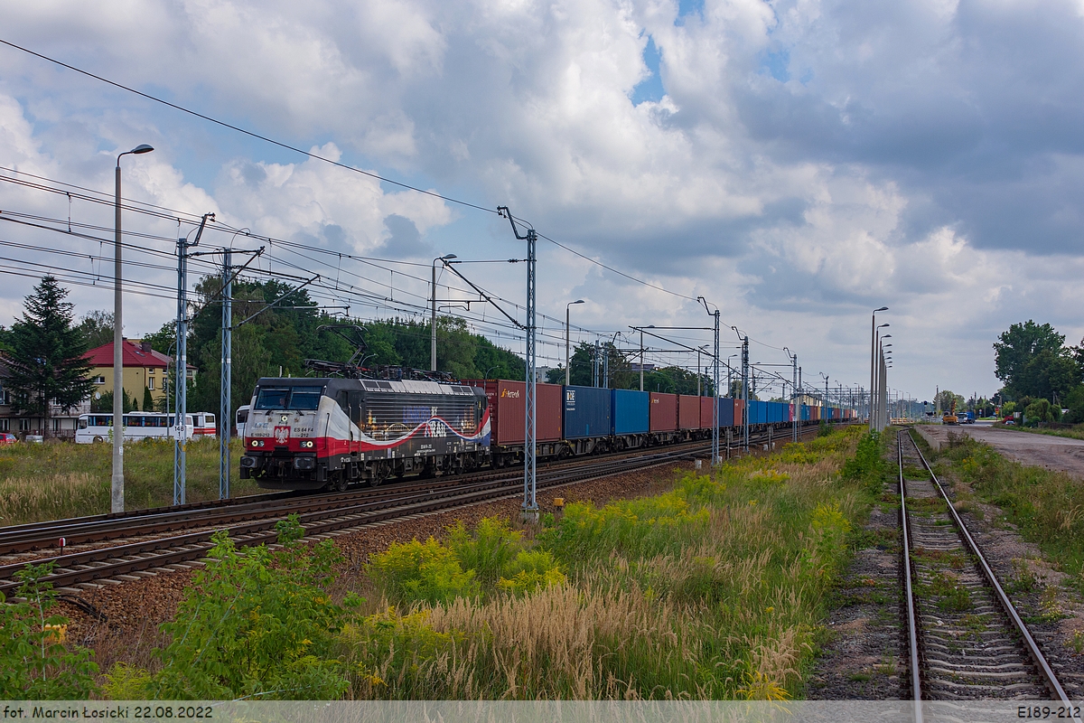 22.08.2022 | Międzyrzec Podlaski - Eurosprinter (E189-212) left the station, going to Łuków.