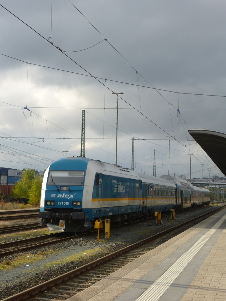 223 069 is standing in Hof main station on Okotber 12th 2013.