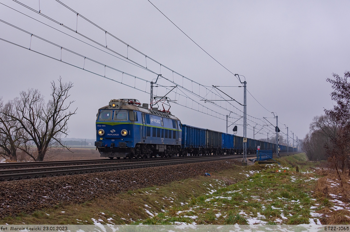 23.01.2023 | Międzyrzec Podlaski - ET22-1065 enter the station.