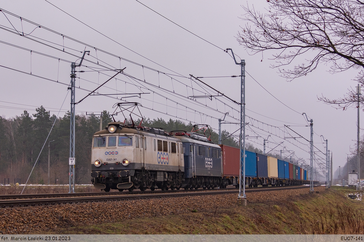 23.01.2023 | Międzyrzec Podlaski - EU07-141 with 3E/1-71 enter the station from the side Biała Podlaska.