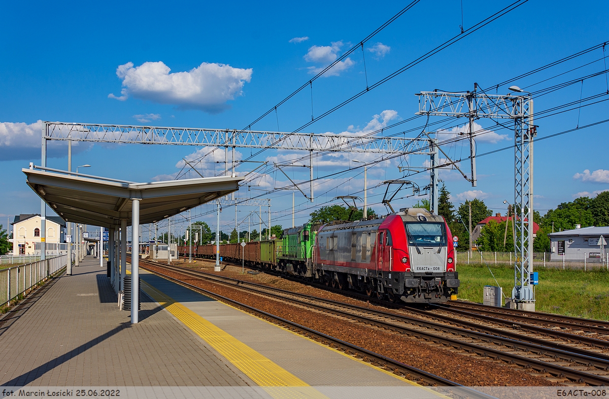 25.06.2022 | Międzyrzec Podlaski - E6ACTa with TEM2-231 leave the station after unloading.