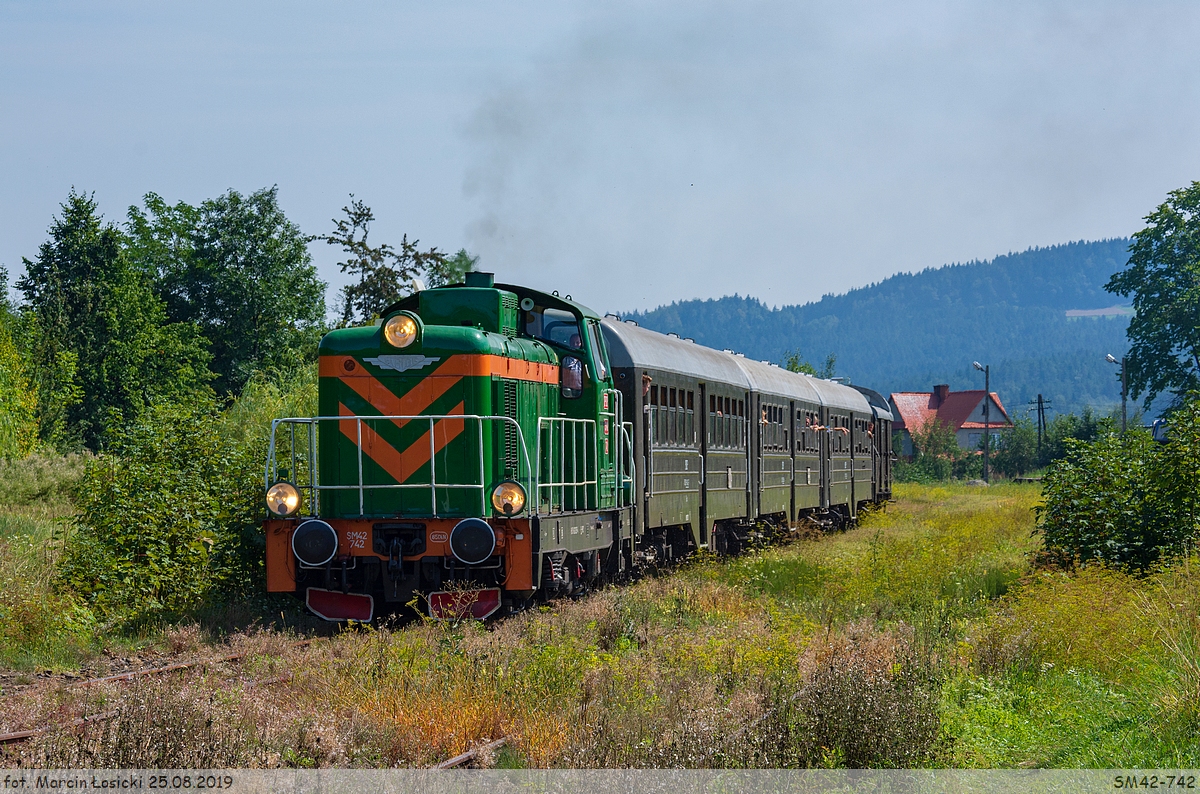 25.08.2019 | Dobra - SM42 with  Transwersalny  going to Chabówka.