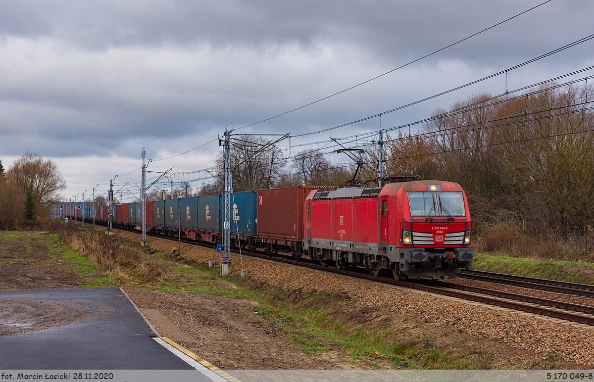 28.11.2020 | Międzyrzec Podlaski - Vectron (X4EC-049) enter the station from the side of Łuków.