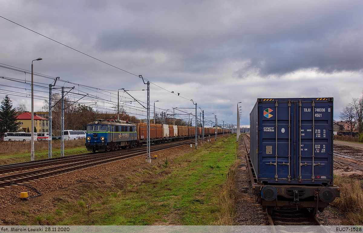 28.11.2020 | Międzyrzec Podlaski - EU07-1528 left the station, going to Łuków.