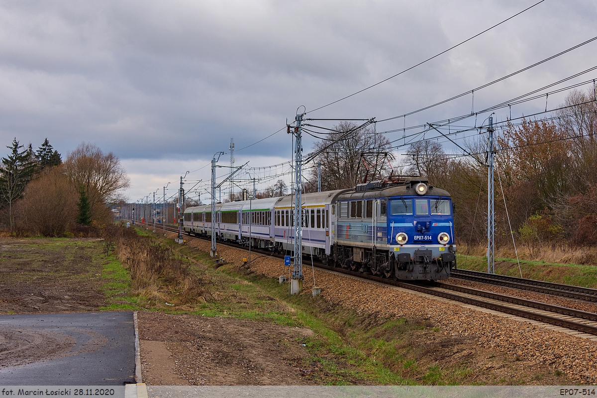 28.11.2020 | Międzyrzec Podlaski - EP07-514 enter the station from the side of Łuków.