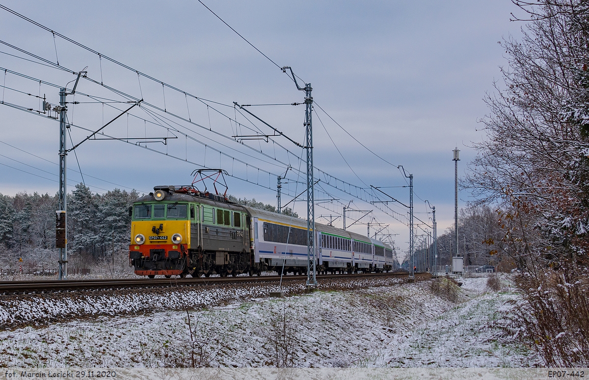 29.11.2020 | Międzyrzec Podlaski - EP07-442 enter the station from the side of Biała Podlaska.