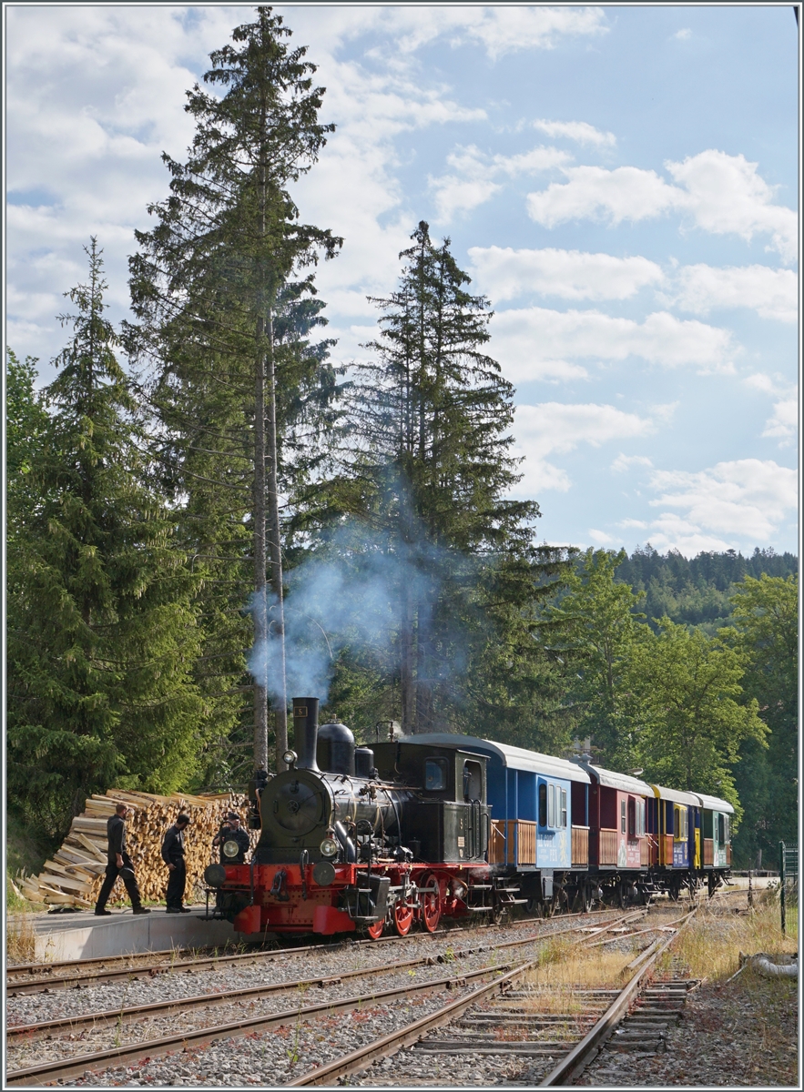 30 ANS CONI'FER /30 YEARS CONI'FER - The E 3/3 N° 5  Tigerli  in Les Hôpitaux-Neufs wiht the first train of this day. 

15.07.2023